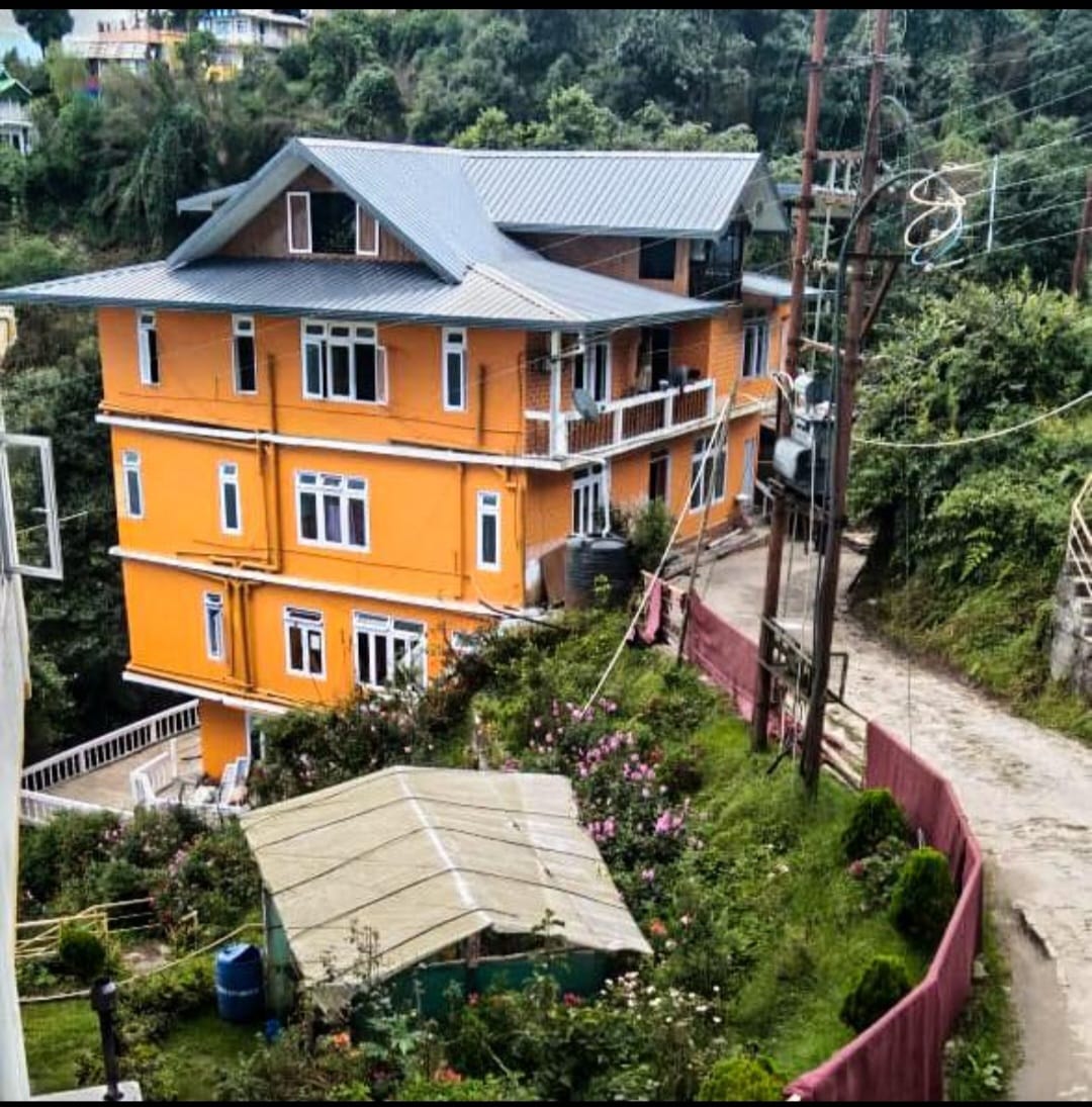 Hilltop Inn - Rishop Homestay